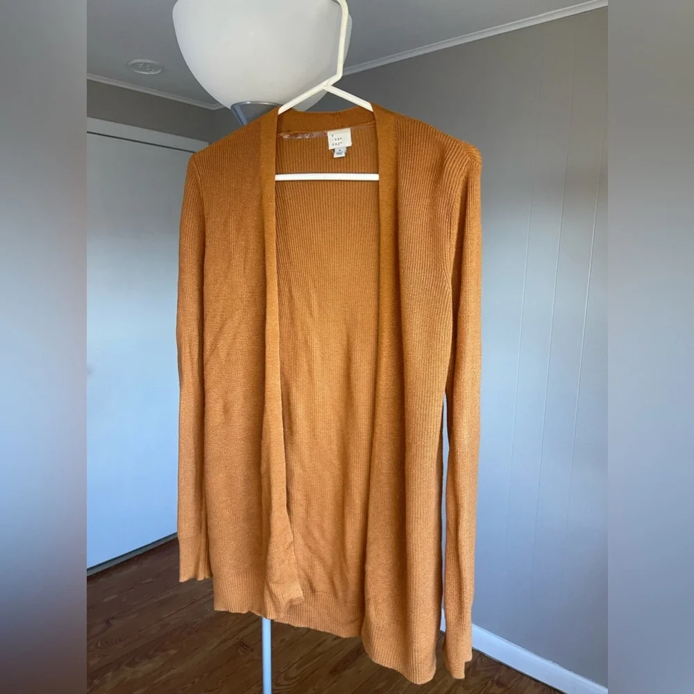 ⭐️EUC⭐️ CARDIGAN - Picture 1 of 2